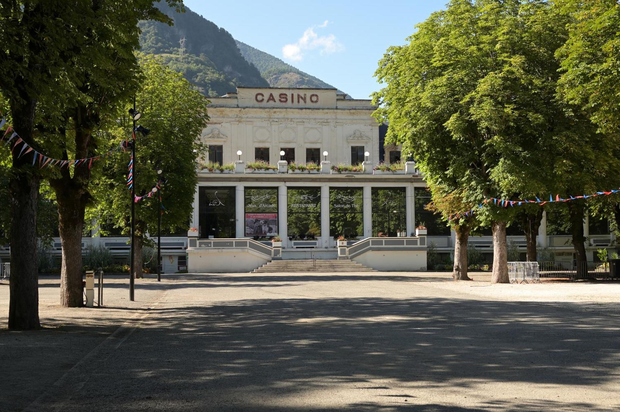 Le Clos Du Casino Bagnères-de-Luchon Exterior foto